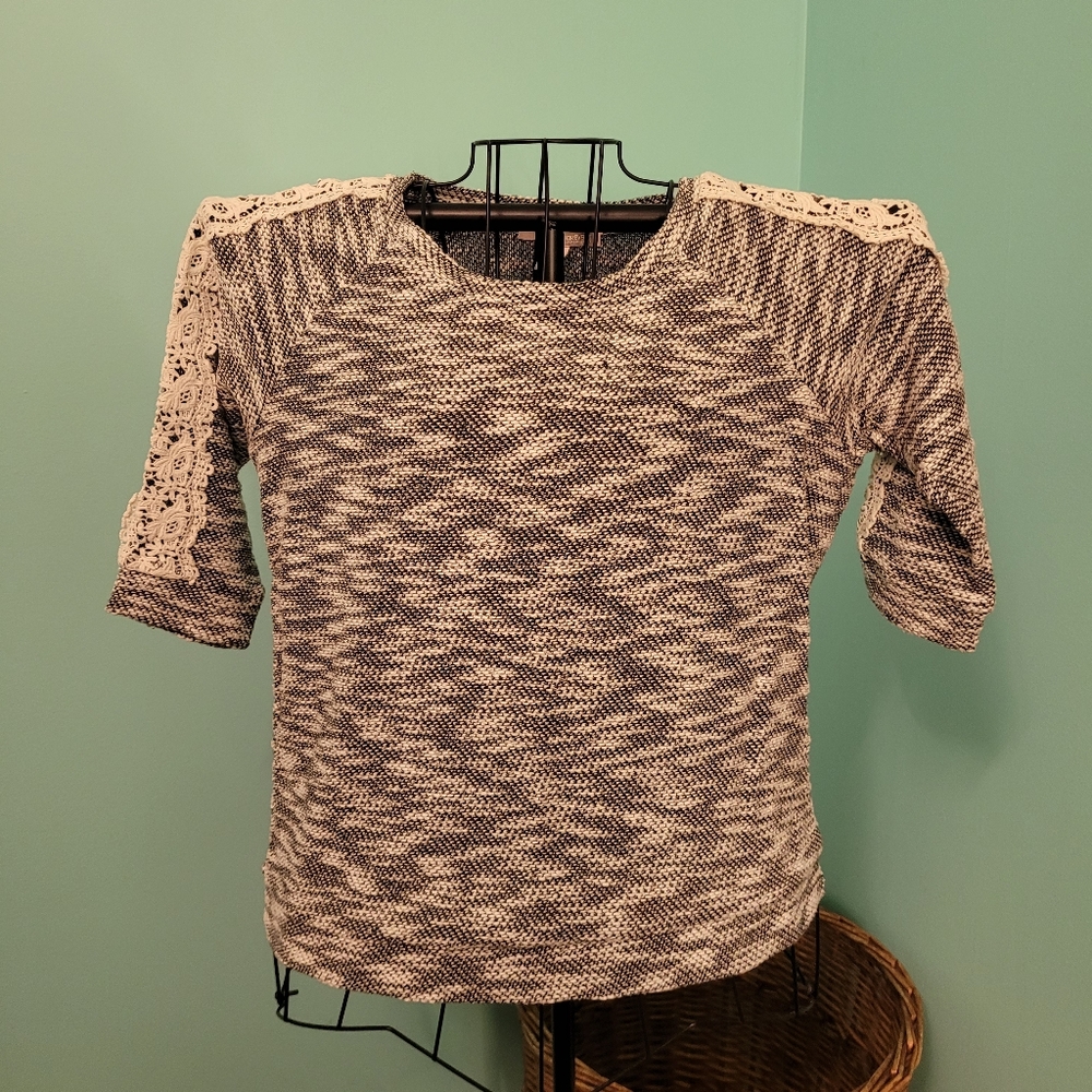 Forever 21 Women's small sweater. Black and white